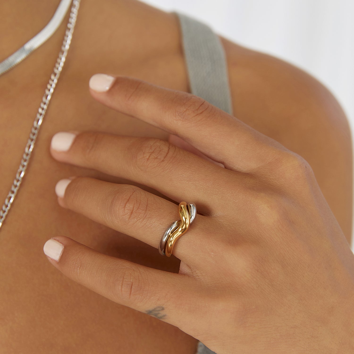 Arms Of Eve Simi two-tone ring in elegant gold and silver with an interlocking, undulating design